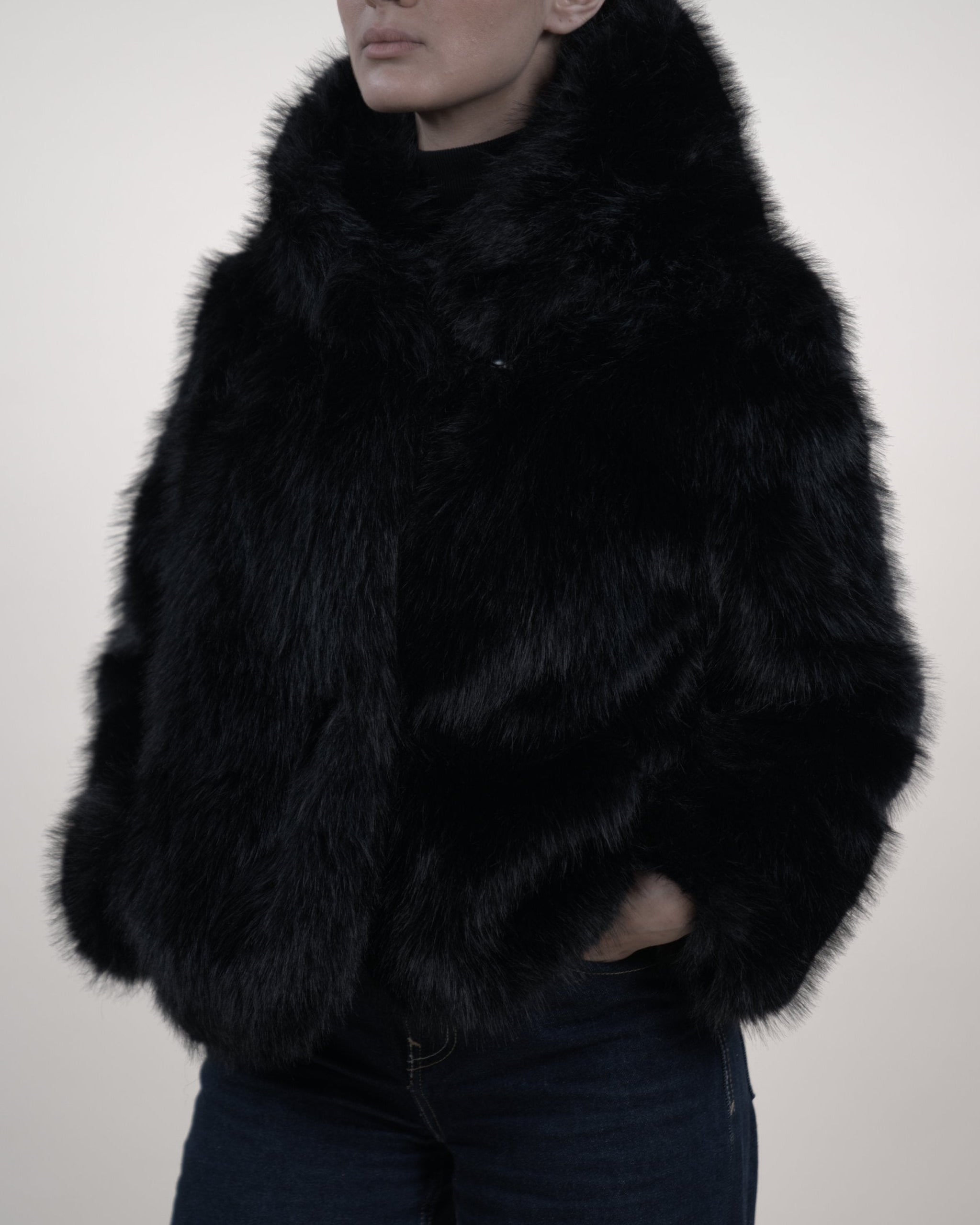 Manteau en fausse fourrure avec capuche