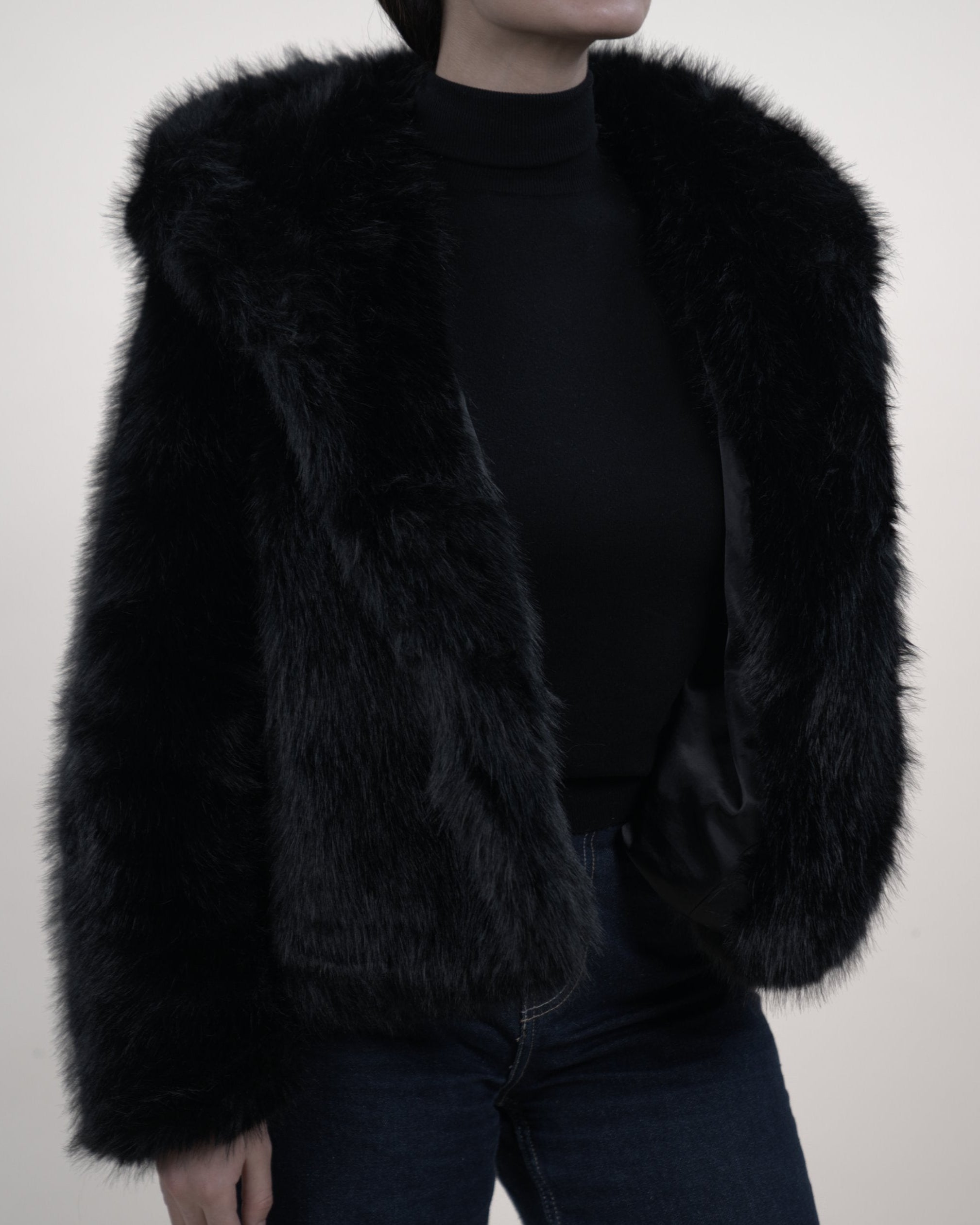 Manteau en fausse fourrure avec capuche