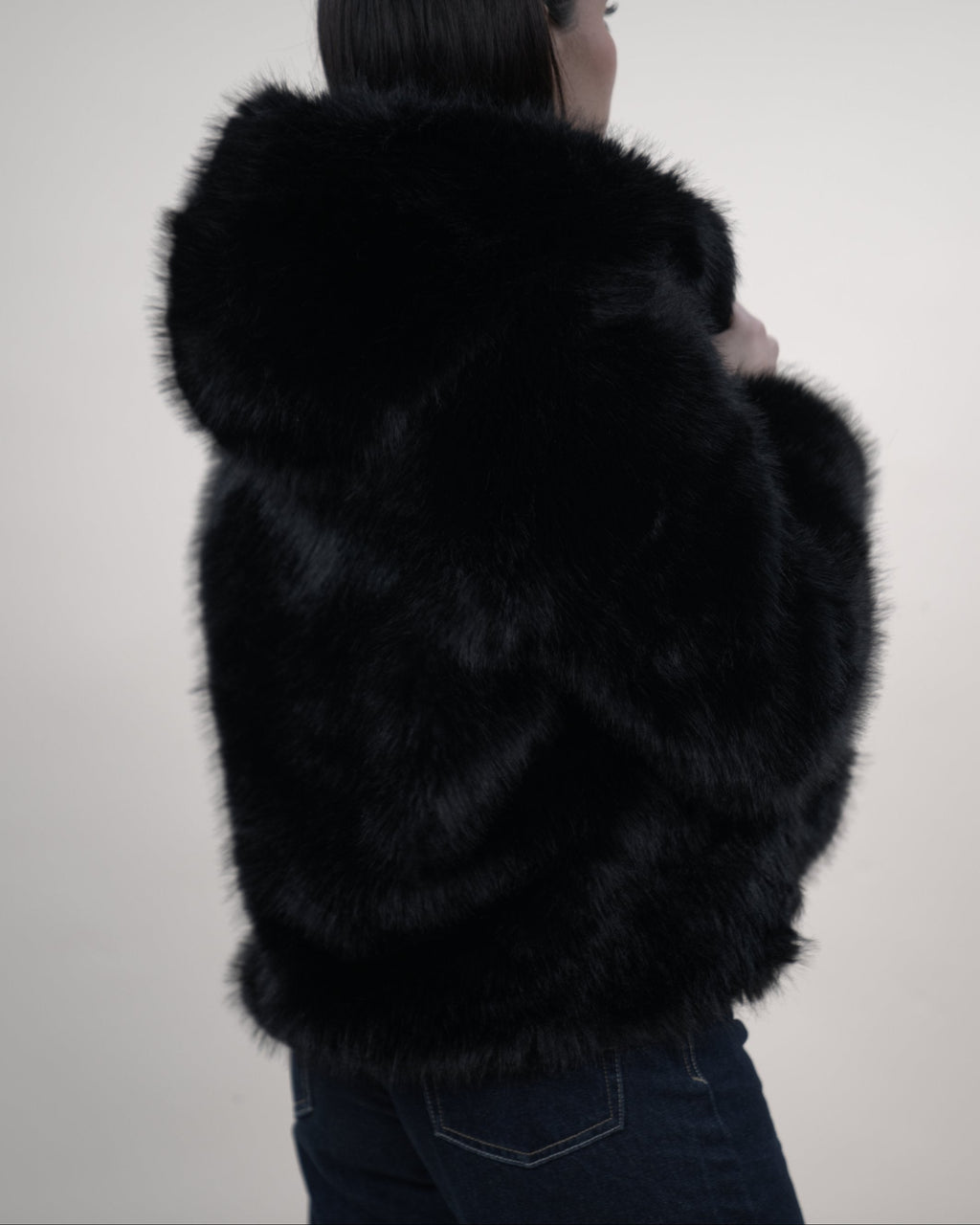 Manteau en fausse fourrure avec capuche