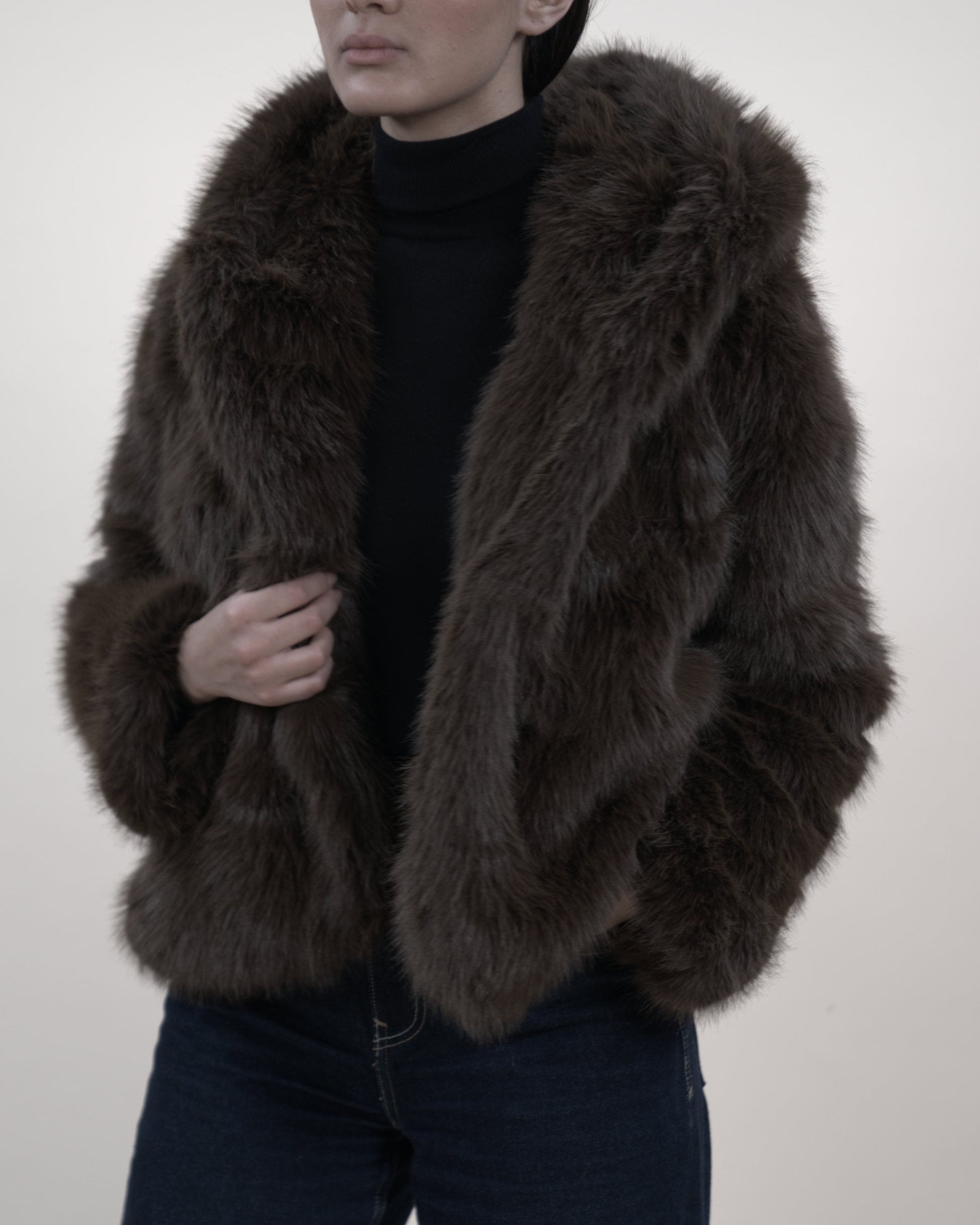 Manteau en fausse fourrure avec capuche