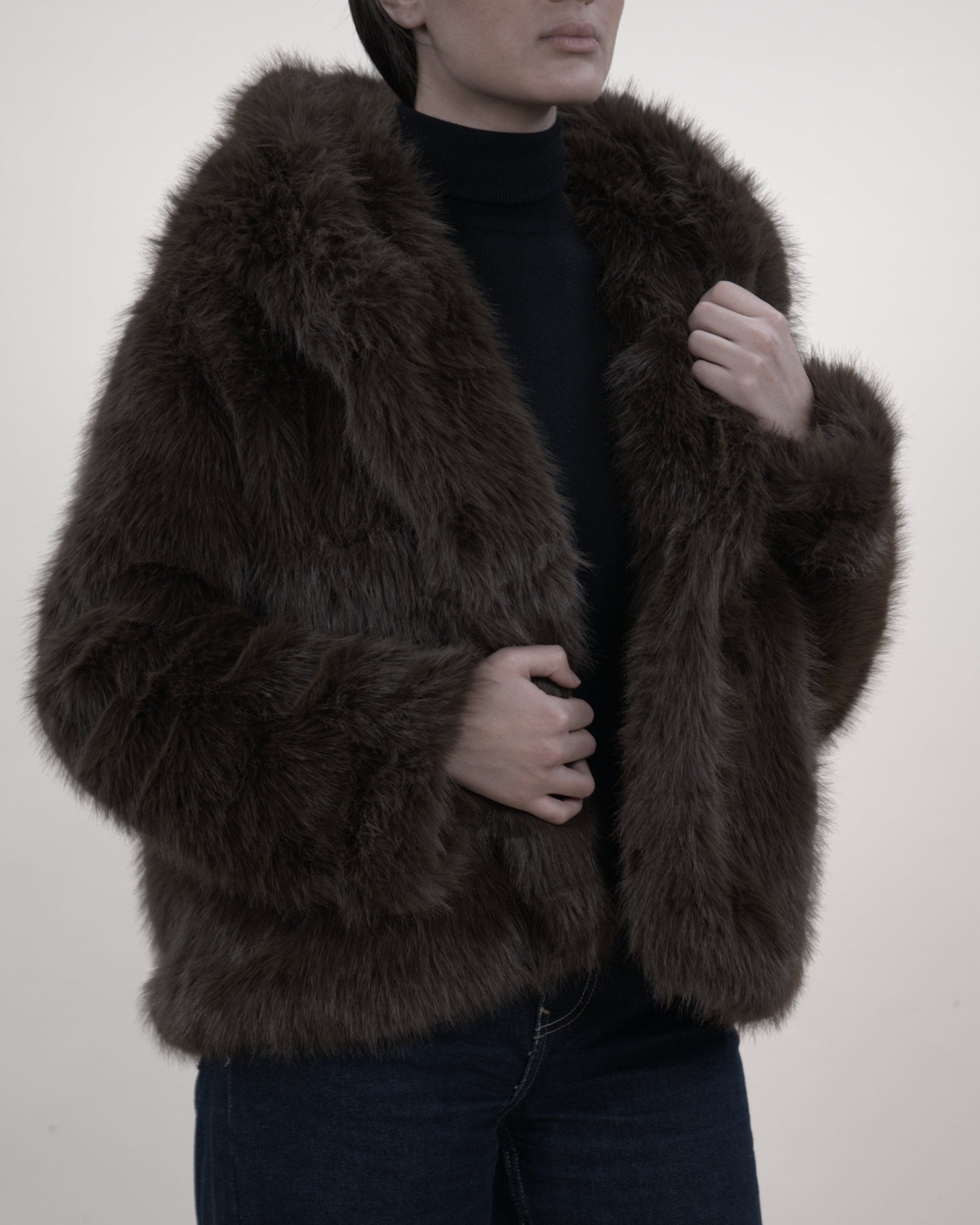 Manteau en fausse fourrure avec capuche