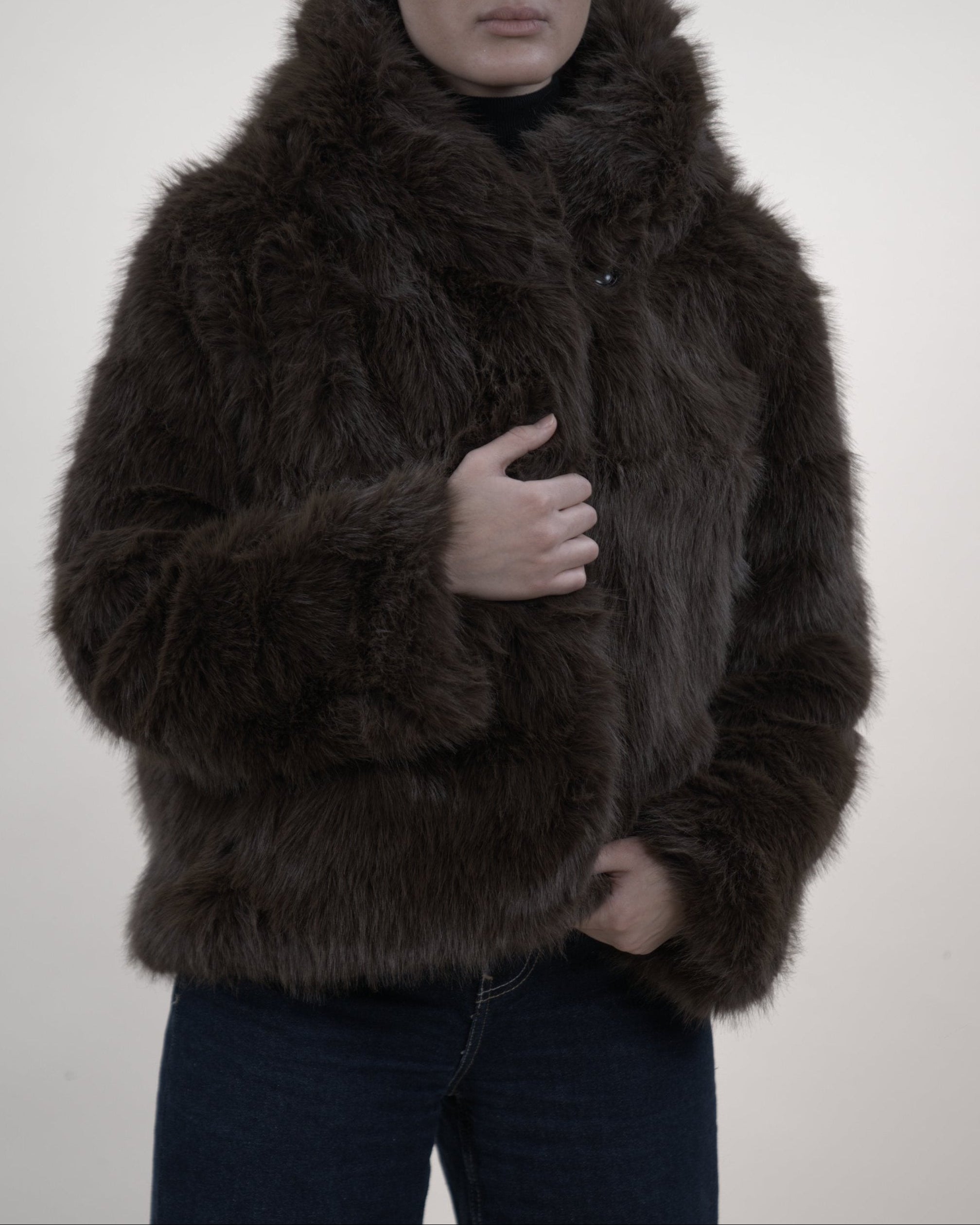 Manteau en fausse fourrure avec capuche