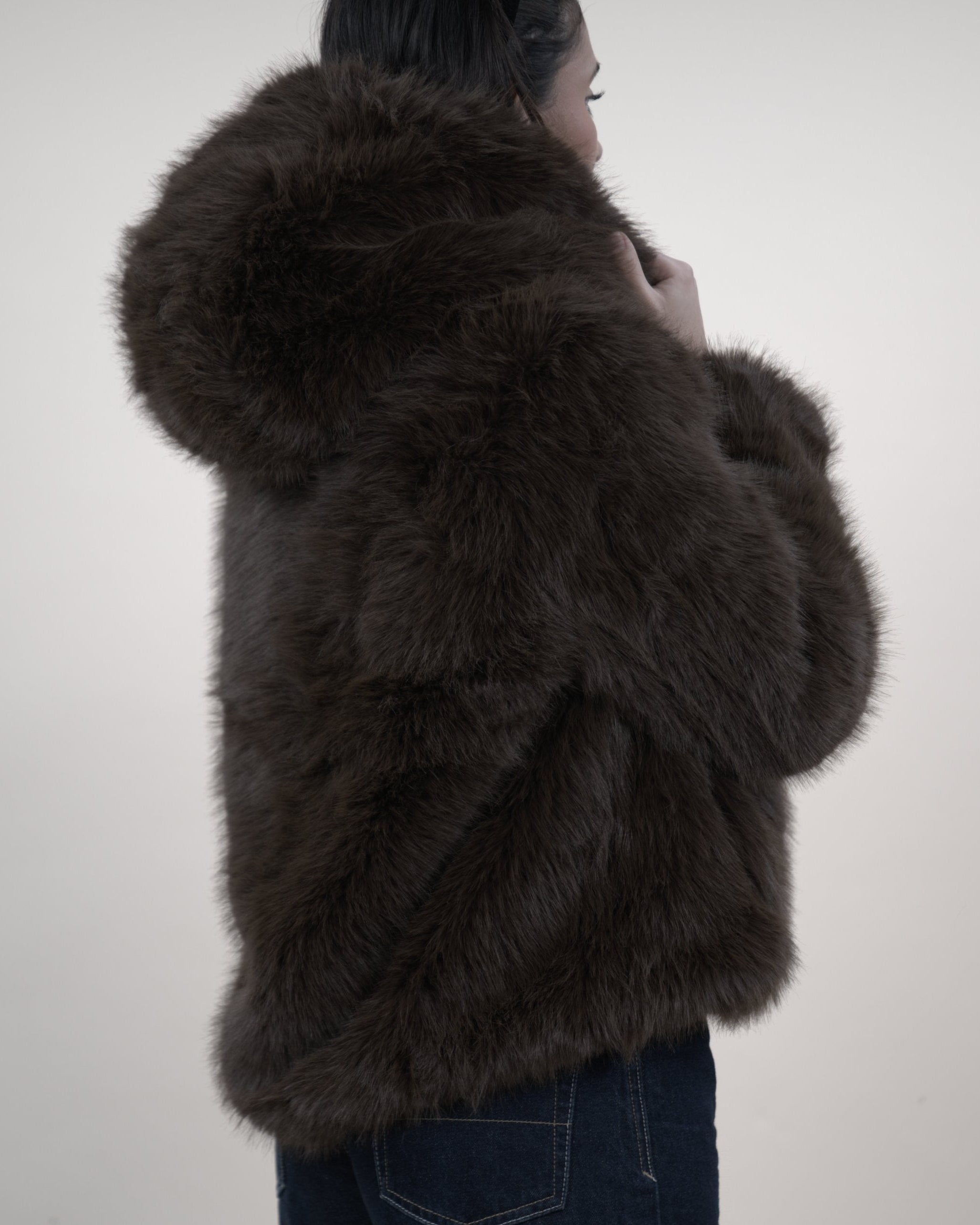 Manteau en fausse fourrure avec capuche